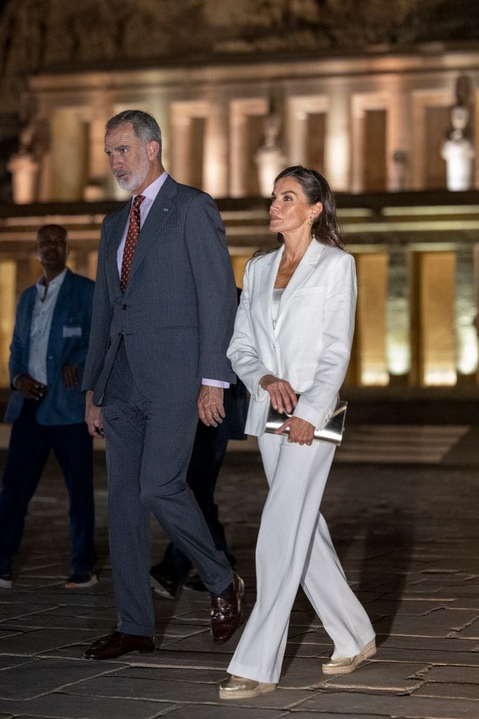 LOS REYES VISITAN HATSHEPSUT EN EL VALLE DE LOS REYES en Egipto