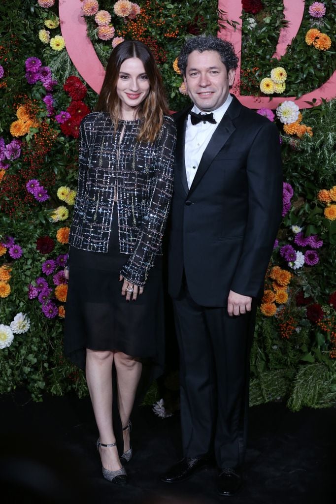 Plano entero de Gustavo Dudamel y María Valverde en un concierto inaugural de OperaGarnier en 2021