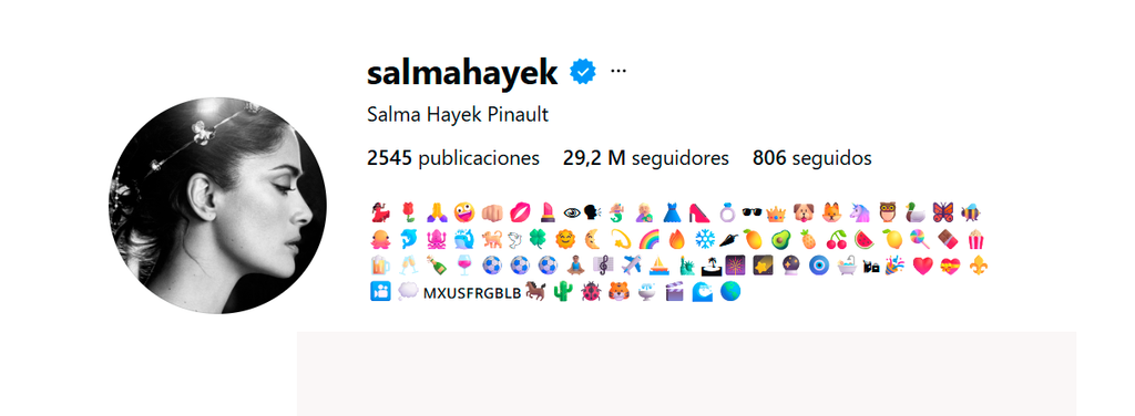Así luce la bio de Salma Hayek en Instagram, llena de emojis.