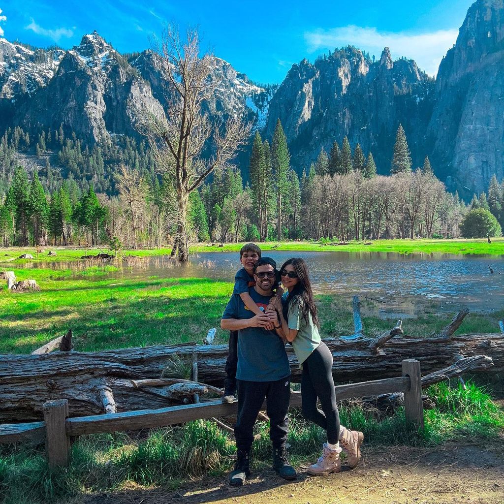 alejandra espinoza y su familia en el parque yosemite