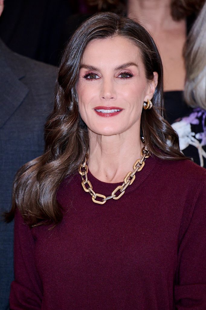 La reina Letizia, con collar de Parfois, en los Premios de Periodismo Francisco Cerecedo el 18 de noviembre de 2025 en Madrid.