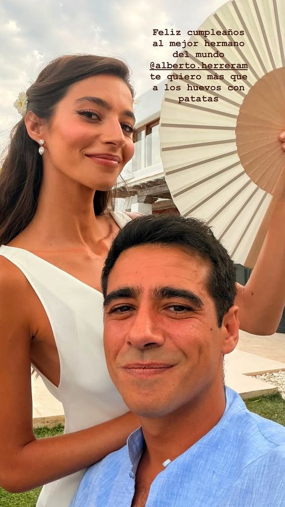 Rocío Crusset ha publicado una foto inédita de su boda en Ibiza para felicitar a su hermano, Alberto Herrera