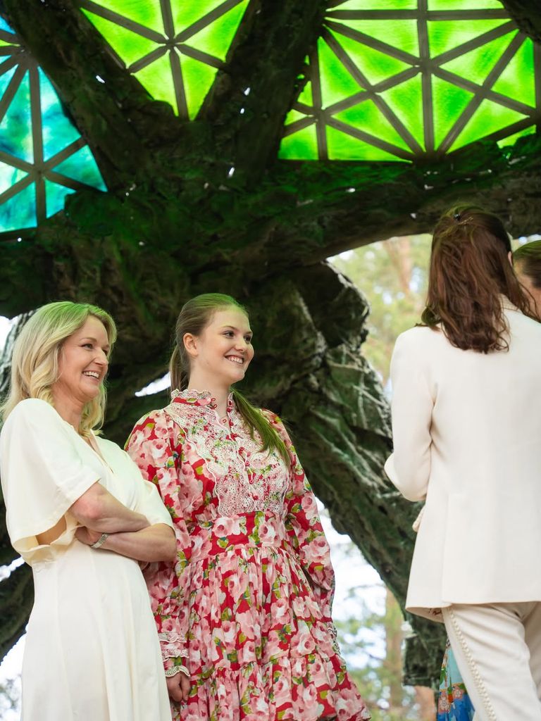 La princesa Estelle, junto a Cristina Iglesias en la presentación de su obra