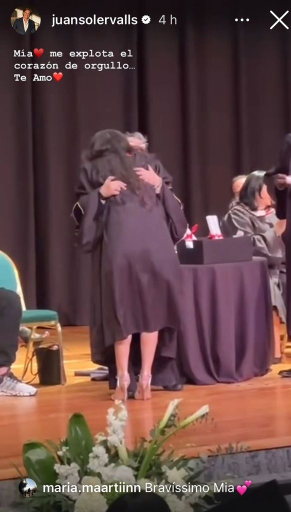 Mía Soler durante la ceremonia de graduación y el mensaje de su papá, Juan Soler
