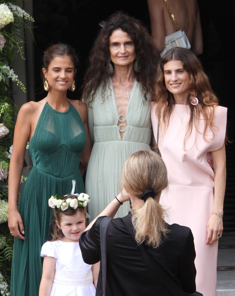 Martina (izquierda) y Maria Sole Ferragamo (derecha) junto a su madre Beatrice 
