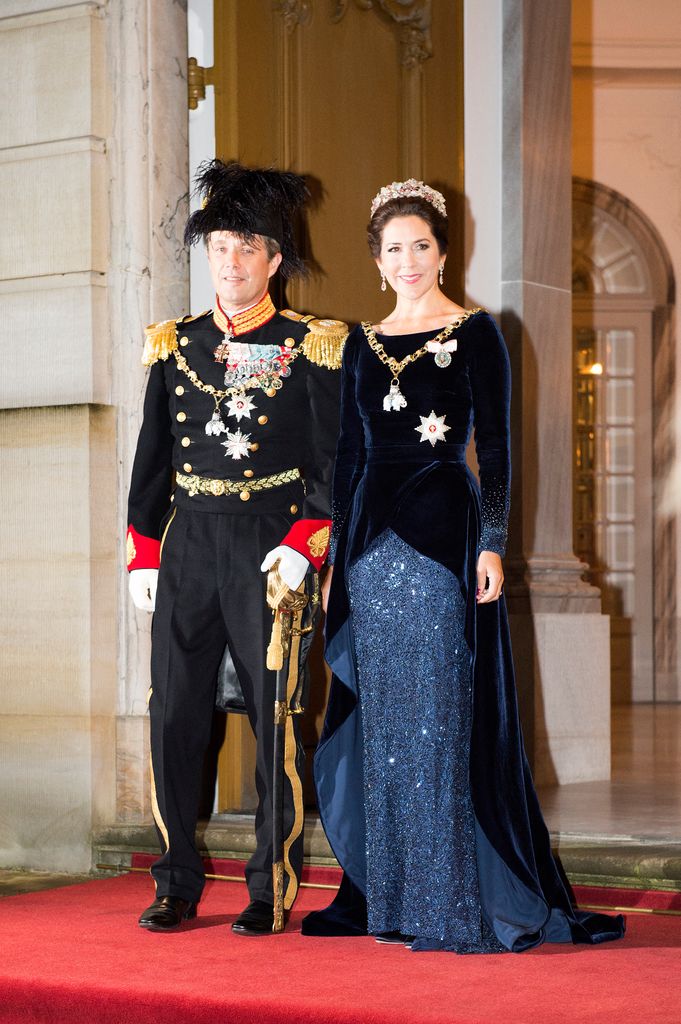 Los entonces príncipes herederos Federico y Mary de Dinamarca a su llegada a la recepción de Año Nuevo celebrada en el Palacio de Amalienborg, en Copenhague, el 1 de enero de 2016.