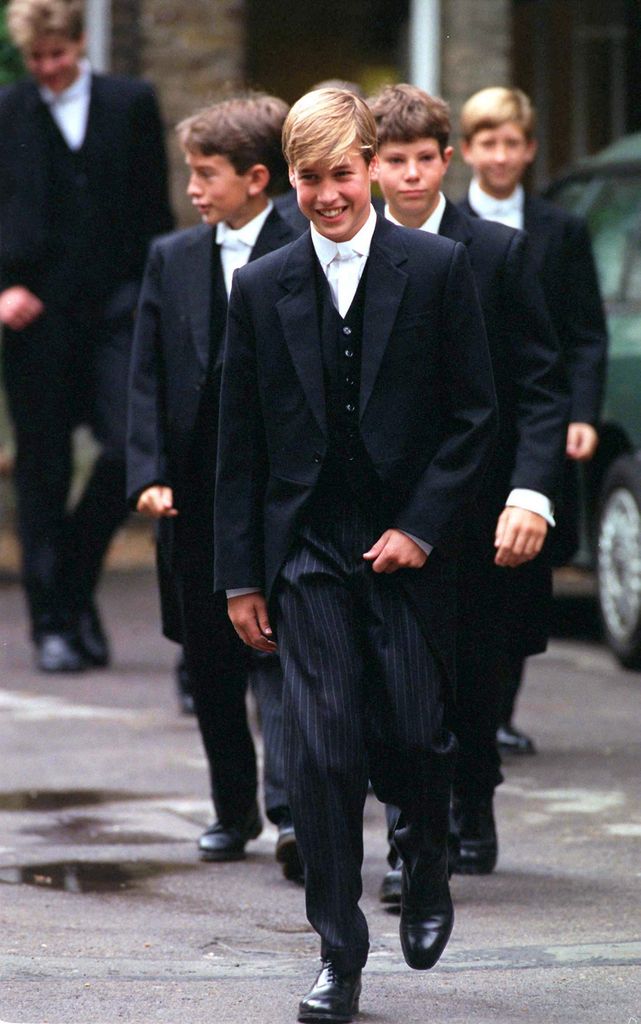 El príncipe William fotografiado con el uniforme de Eton College, el 7 de septiembre de 1995, un día después de su ingreso.
