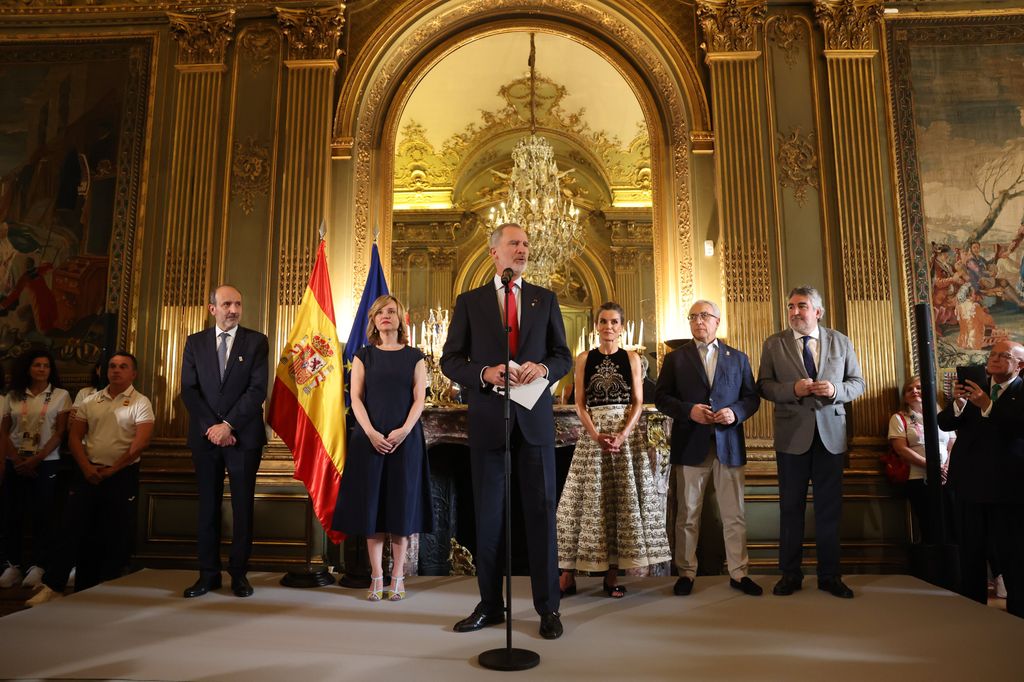 Como detalle curioso, cabe destacar que el Rey llevaba consigo un folio de papel en su mano durante su discurso, pero apenas ha mirado la hoja