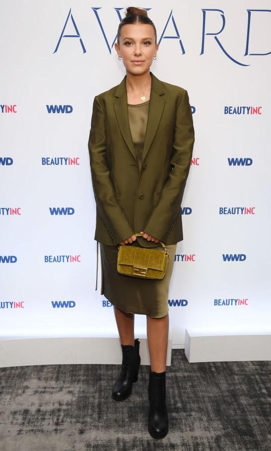Millie Bobby Brown con look monocromatico verde oliva