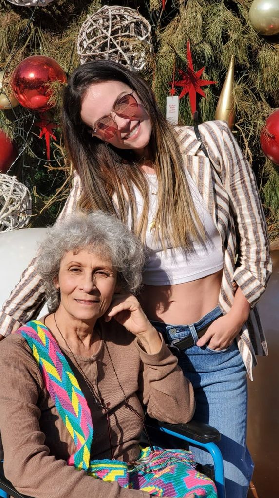 Laura Carmine con su mamá.