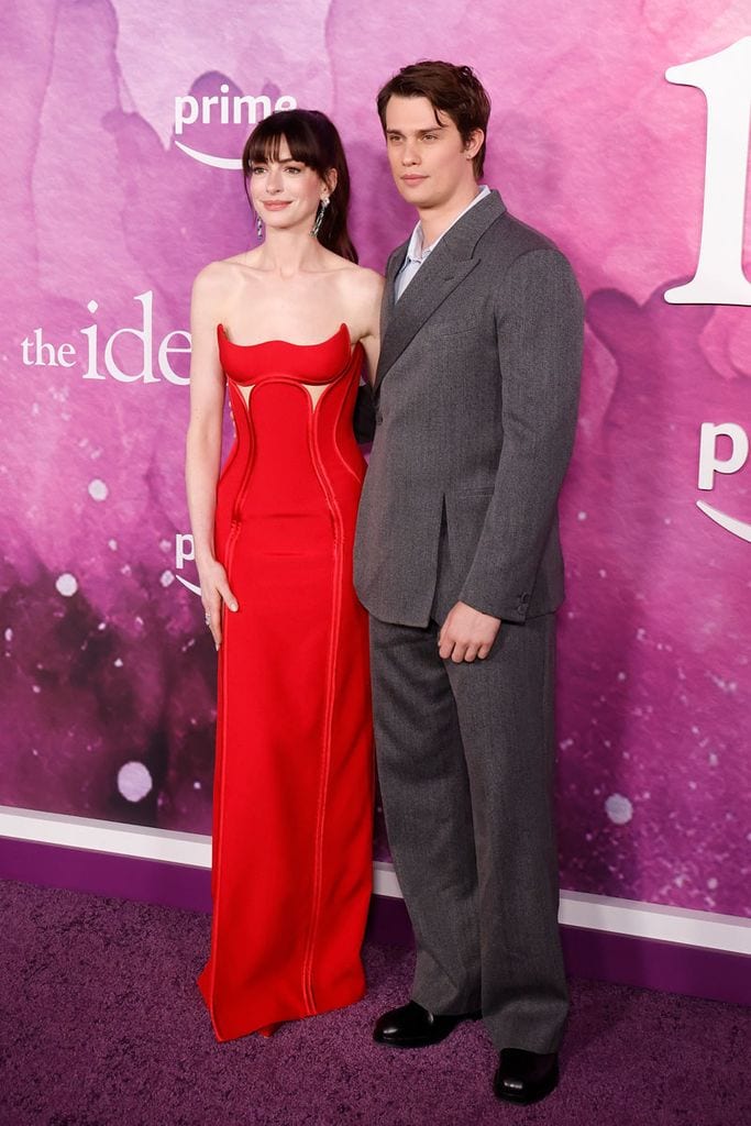 anne hathaway vestido rojo