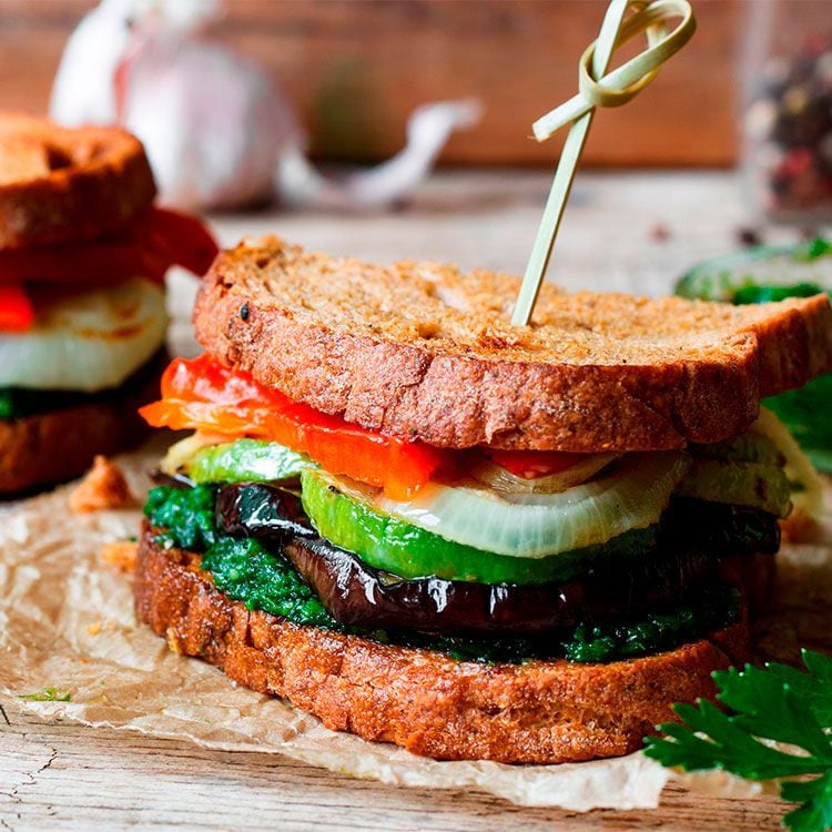 Sándwich de escalivada con calabacín y pesto