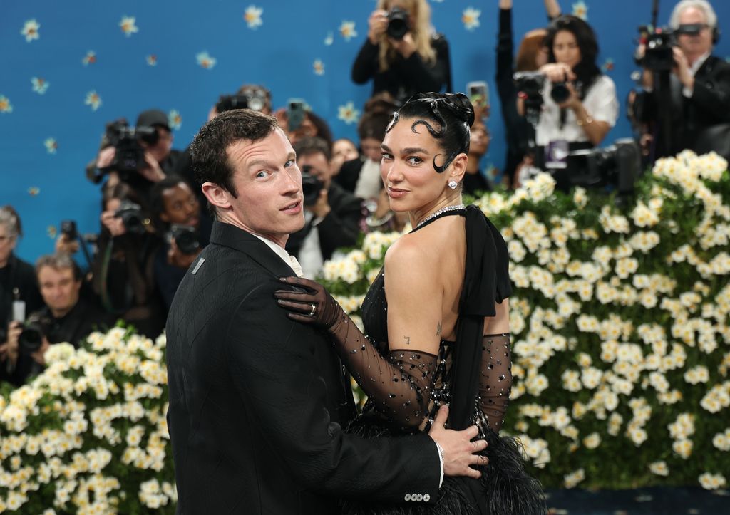 Callum Turner y Dua Lipa 