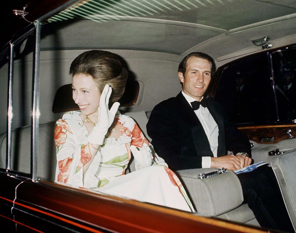 Plano medio de la Princesa Ana de Inglaterra con Mark Philips en un coche