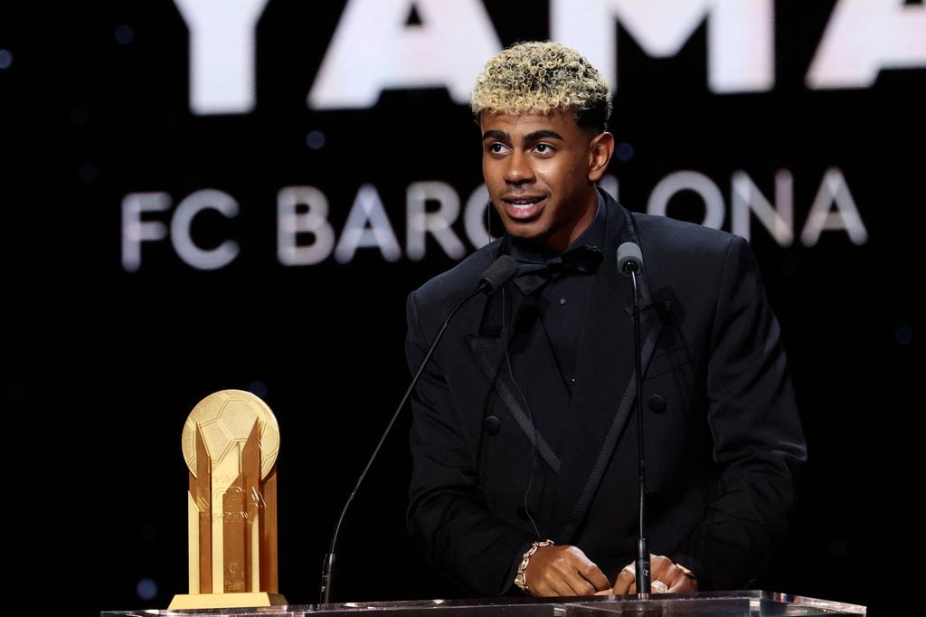     Lamine Yamal recoge el Trofeo Kapa 2025