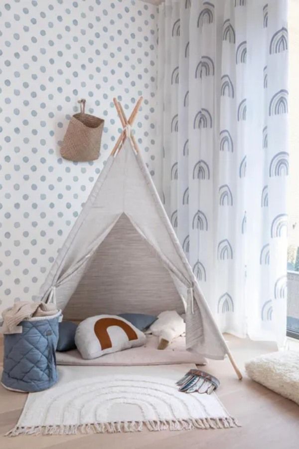 Habitación con papel pintado infantil