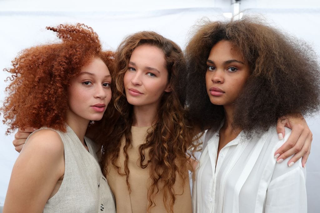 Tres modelos con el pelo rizado en la pasarela de Oslo