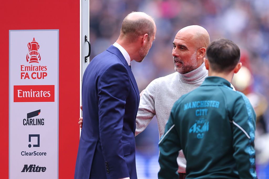 Guardiola charla con el príncipe Guillermo minutos antes de que comience el partido
