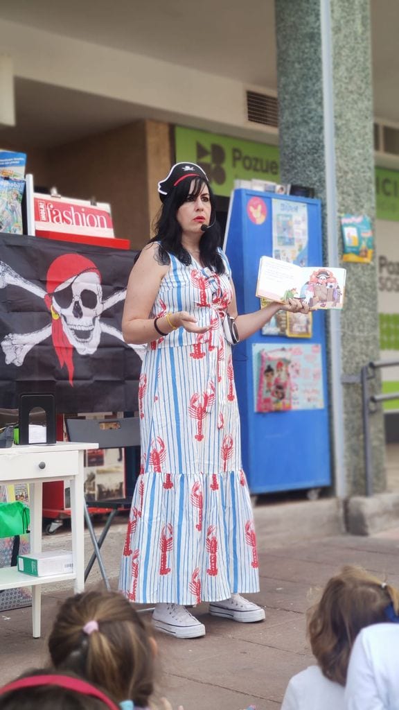 Mirian Galán durante un cuentacuentos con niños