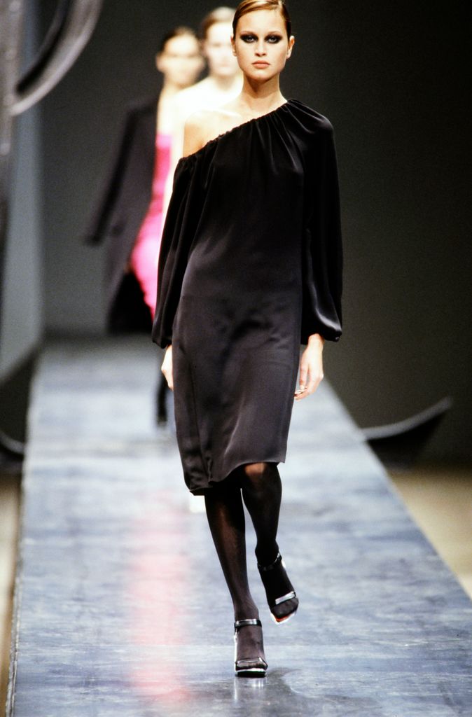Natalia Semanova desfiló el vestido de Yves Saint Laurent en su pasarela de Otoño 1999