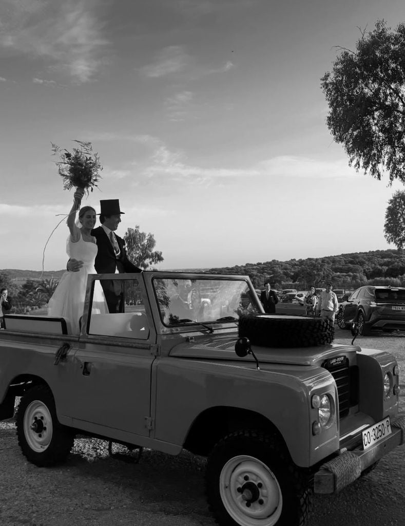 La emotiva y divertida salida de los novios