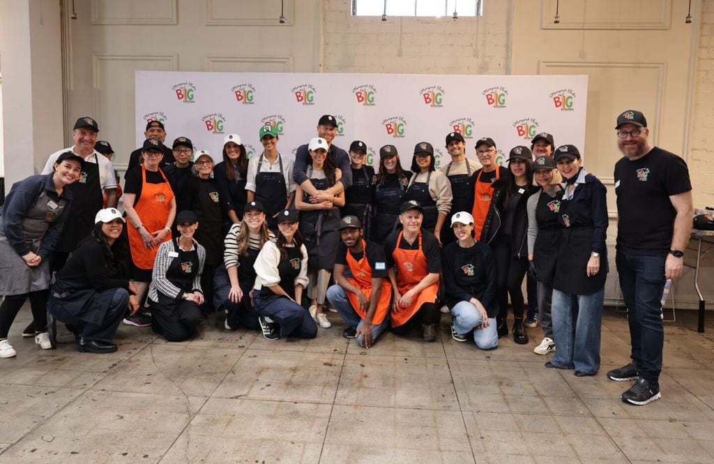 Harry y Meghan con sus hijos en el comedor social Our Big Kitchen de Los Ángeles