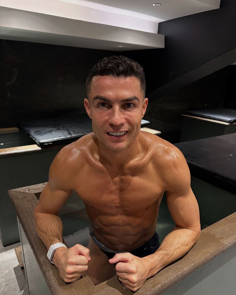 Plano medio de Cristiano ronaldo en un spa 
