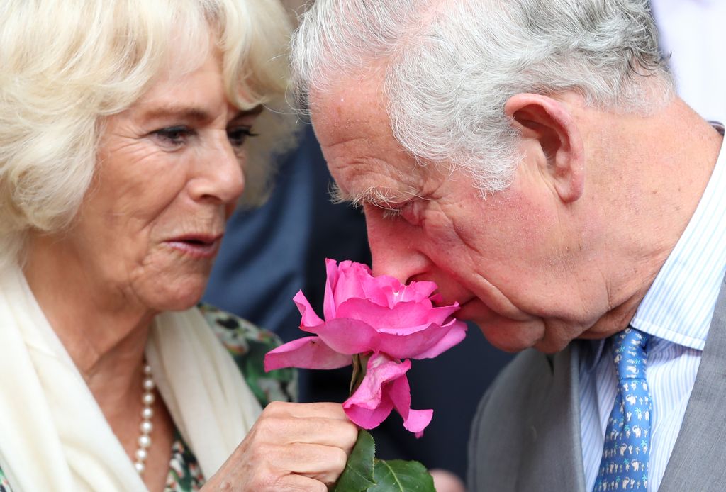 Carlos y Camilla visitan el Nice Flower Market en el 2018, en Francia