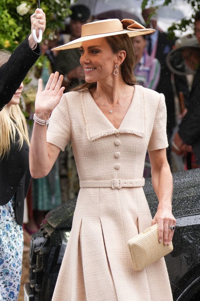 Kate Middleton, princesa de Gales, con vestido de tweed y tocado en la boda de Harriet Sperling y Peter Phillips, 2026.