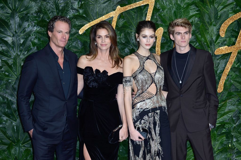 Rande Gerber, Cindy Crawford, Kaia Gerber y Presley Gerber asisten a los Fashion Awards 2018, celebrados en el Royal Albert Hall de Londres, Reino Unido, el 10 de diciembre de 2018