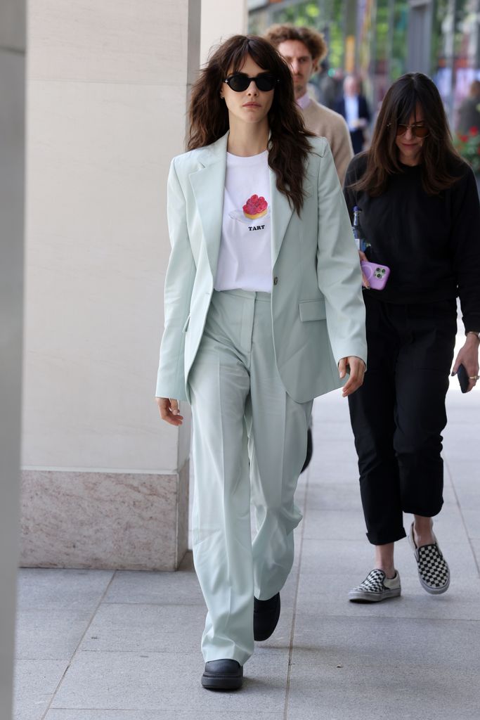Cara Delevingne, durante su visita a los estudios de KISS UK Radio para promocionar su nuevo sencillo Out of My Head, en Londres (junio de 2026).
