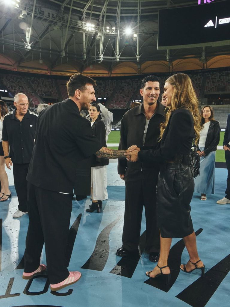 Jessica Alba presumió su encuentro con Lionel Messi.