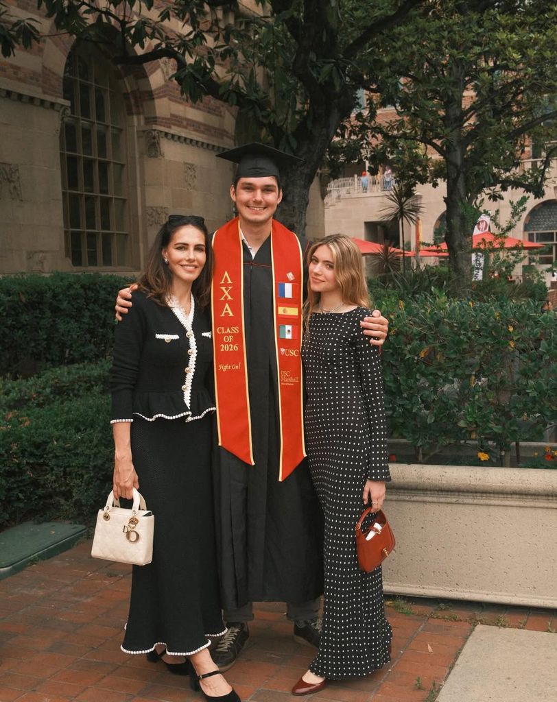 Adriana posa orgullosa con sus hijos, Juan todavía con toga y birrete