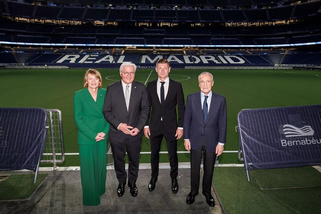 Toni Kroos y Florentino Pérez con el Presidente de Alemania, Frank-Walter Steinmeier, y su mujer, Elke Büdenbender, en el Bernabéu