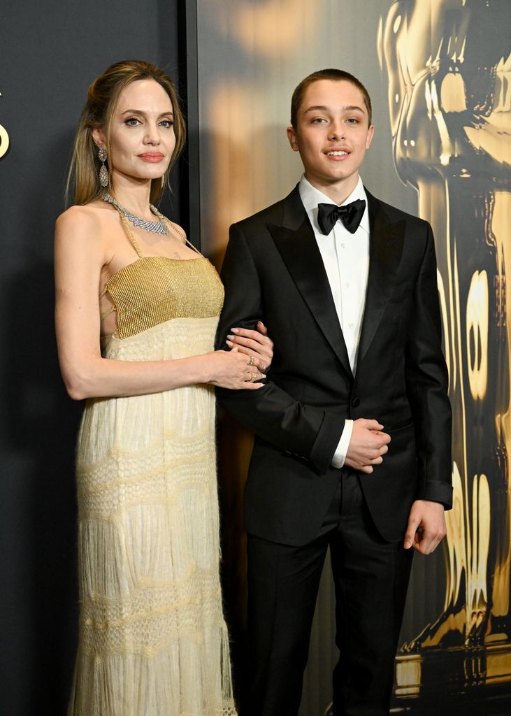 Plano medio de Angelina Jolie y su hijo Knox posando en los Governors Awards 2024