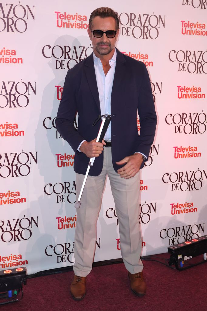 Gabriel Soto interpreta a una persona con discapacidad visual. 