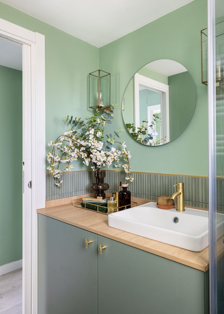 Cuarto de baño decorado en verde