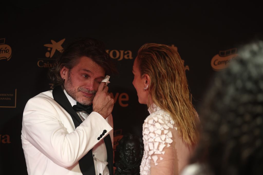 Salva Reina llorando en los Goya 2025 junto a su pareja Kira Miró