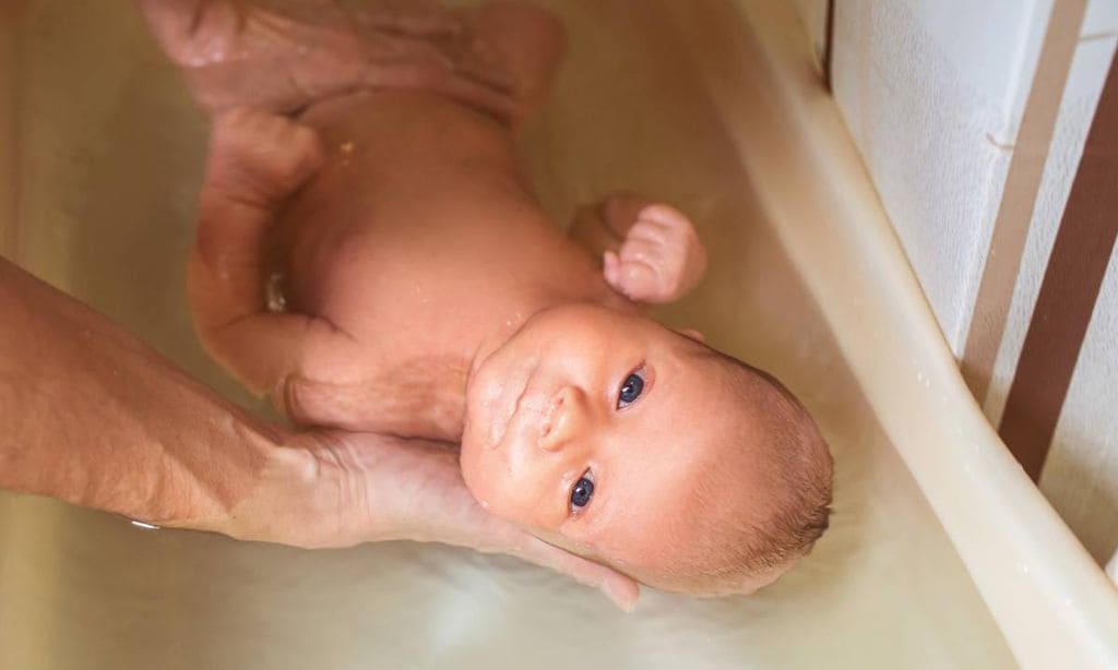 Cuándo y cómo realizar el primer baño del recién nacido