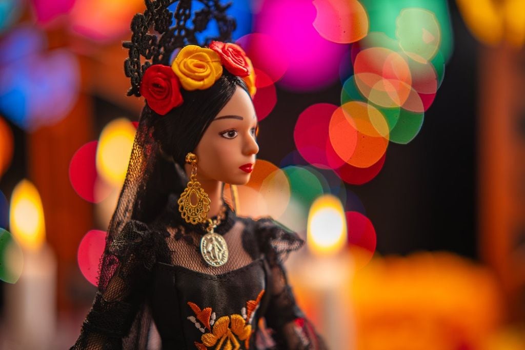 Muñeca de Ángela Aguilar inspirada en Día de Muertos.