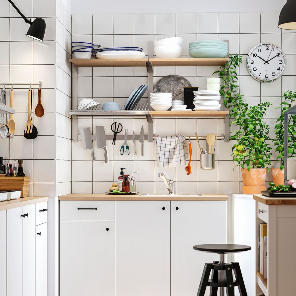 Cocina equipada con organizadores a la vista, como el portacuchillos magnético