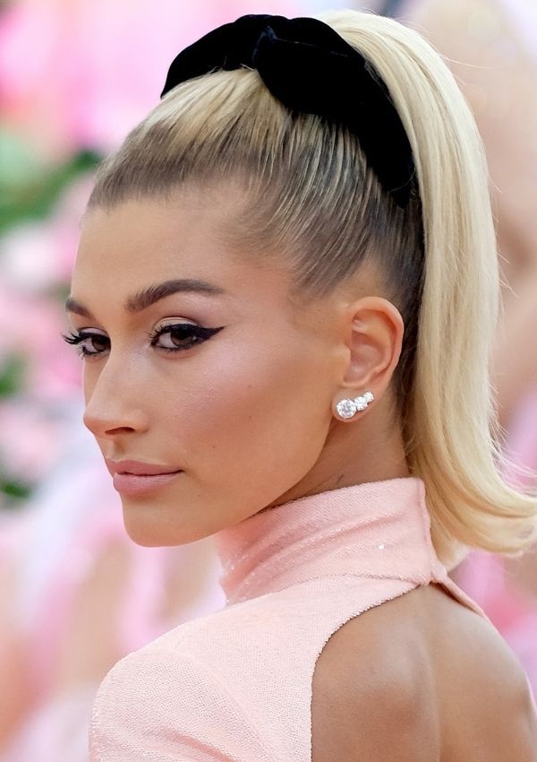 Hailey Baldwin posando en la Gala MET de 2019
