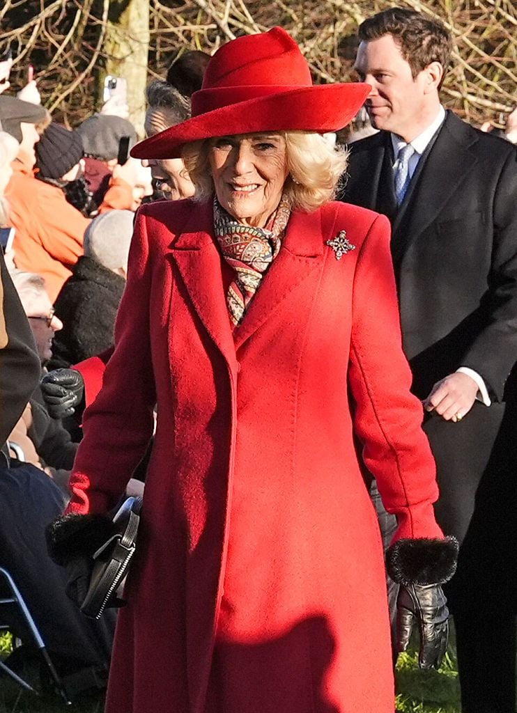 La reina Camilla apostó por un total look en rojo