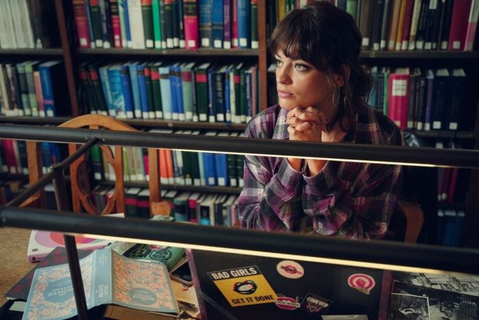 Emma Mackey da vida a Maeve en 'Sex Education' que en la cuarta temporada se ha ido a EE.UU.