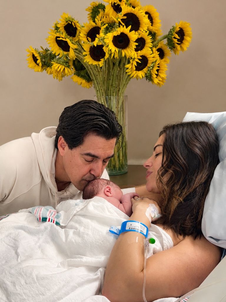 Michelle Galván y Andres Asion junto a su hijo, Alexander