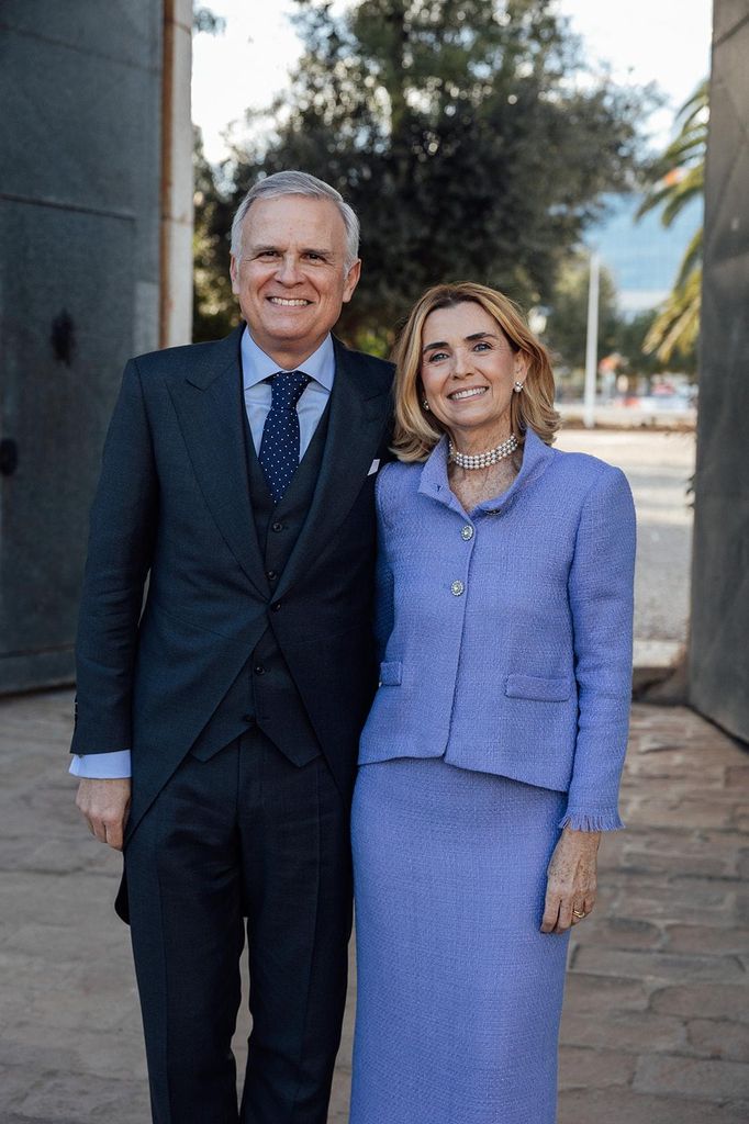 Madre de la novia con look de Carmen García Studio en azul