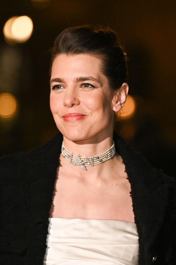 Carlota Casiraghi con un collar de Chanel.