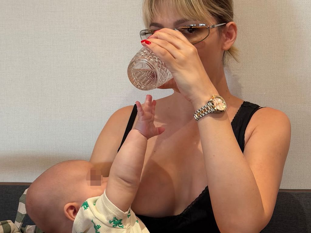 Úrsula Corbero con su hijo Dante