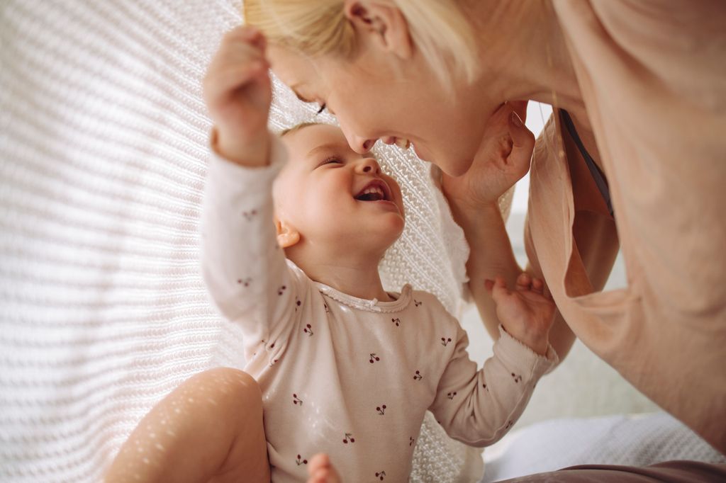 Madre con su bebé de 12 meses felices