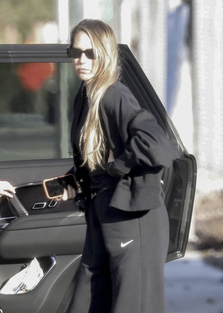 Anna Kournikova lució un look cómodo mientras cumplía sus deberes como mamá.